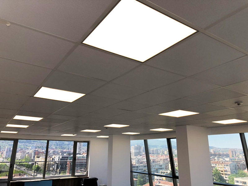 Етаж в бизнес център Азимут, осветен с LED панели произведени от Дианид